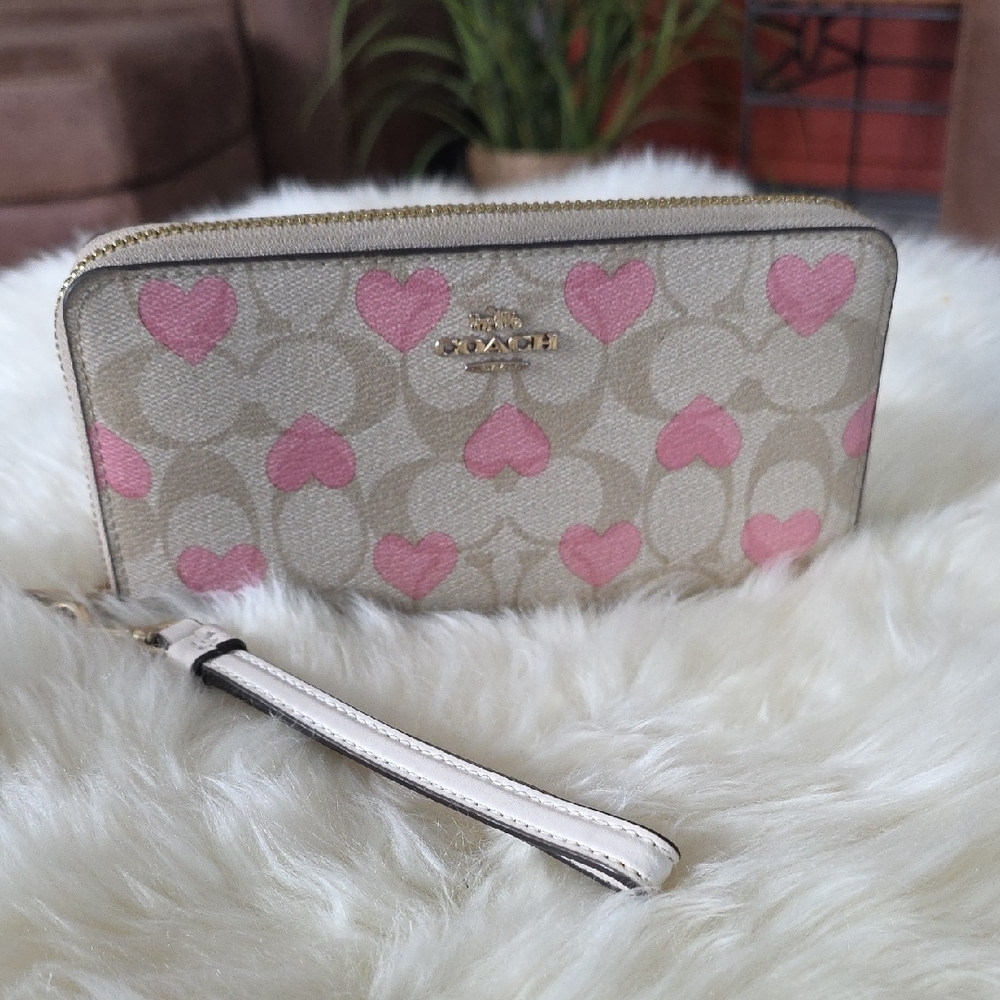 Adorable NWOT Coach Heart Khaki Signature Long Wristlet/Wallet ❤️🎁🤍